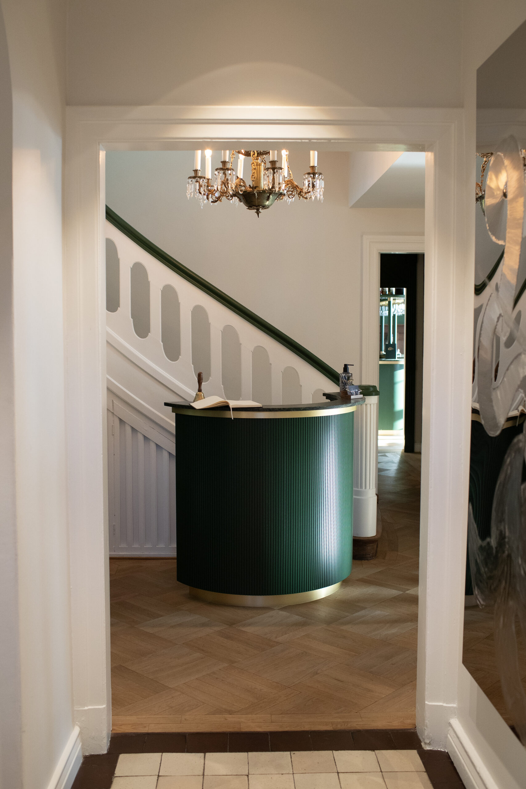 Den nye ankomst og det klassiske indgangsparti til Michelin-restaurant Pearl i den restaurerede villa i Sønderhav.