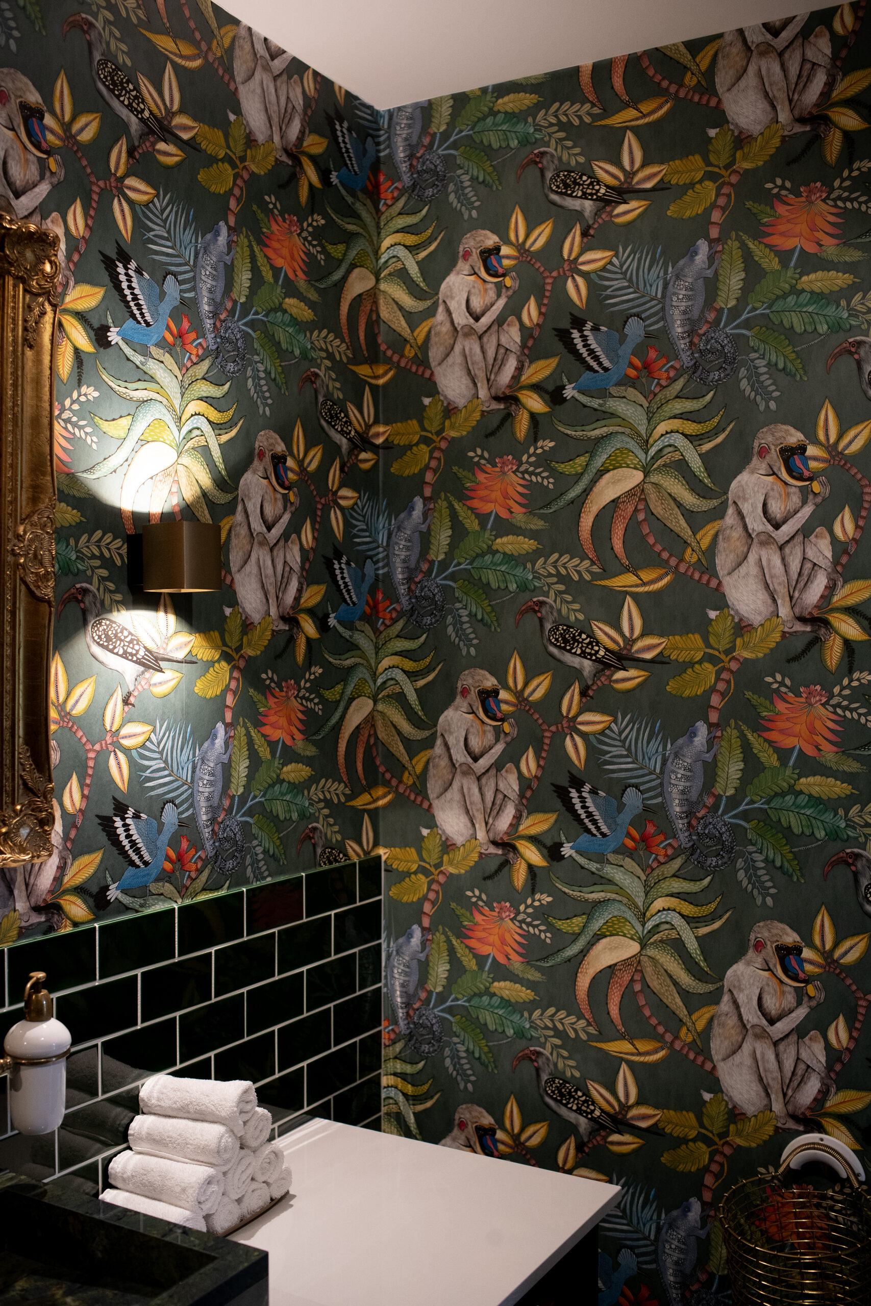 Eksklusivt badeværelse i Restaurant Pearl med historisk tapetsering og moderne restaurering af A78 Arkitekter.