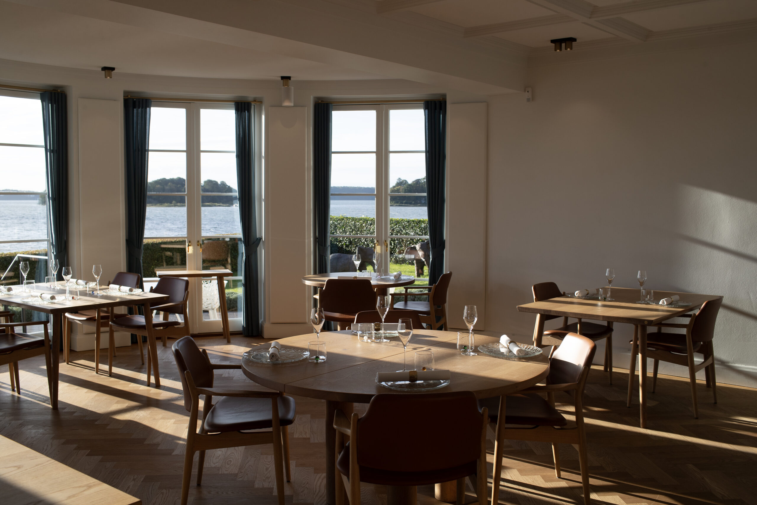 Eksklusiv restaurant i Sønderhav med udsigt over Flensborg Fjord efter gennemgribende renovering.