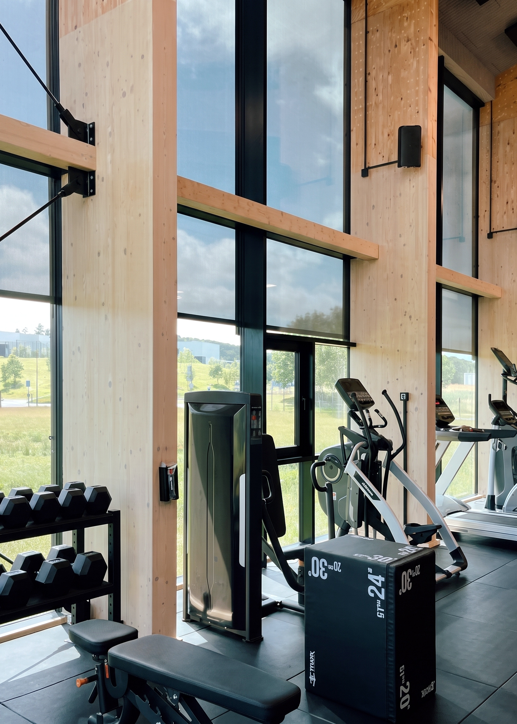 Fitnessområde i Meldgaard Multihal med synlig trækonstruktion og dagslys
